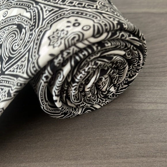 Vintage Hyde Park Black & White Silk Paisley Print Necktie - Picture 2 of 7